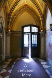 An der Stirnwand eines gotischen Raumes befindet sich rechts eine Doppeltür mit Oberlicht. Ihr linker Türflügel ist geöffnet; durch ihn dringt Licht herein. Auf dem Teppich, der auf die Tür zuführt, sind die Worte "Wir verlassen Meta" zu lesen.